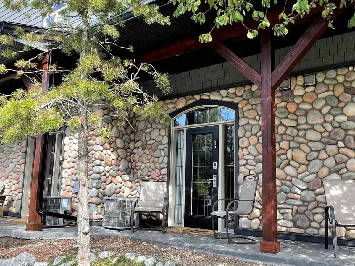 Renovated Chalet At Mystic Springs, Mountain Views, Pets Welcome! Canmore Esterno foto