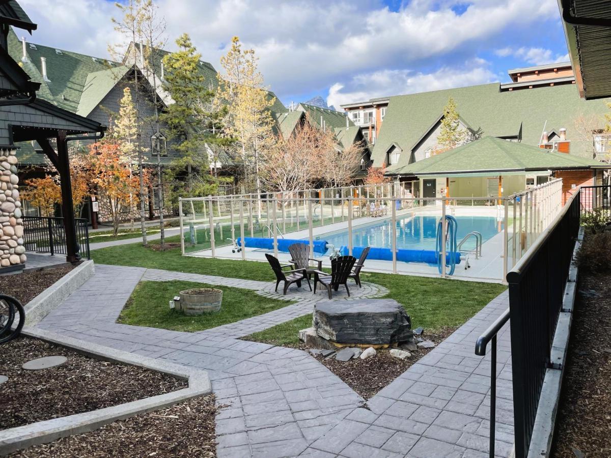 Renovated Chalet At Mystic Springs, Mountain Views, Pets Welcome! Canmore Esterno foto